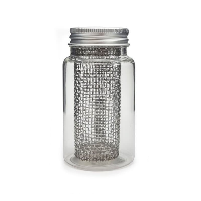 Glasskar med metallgitter innsats og skrulokk