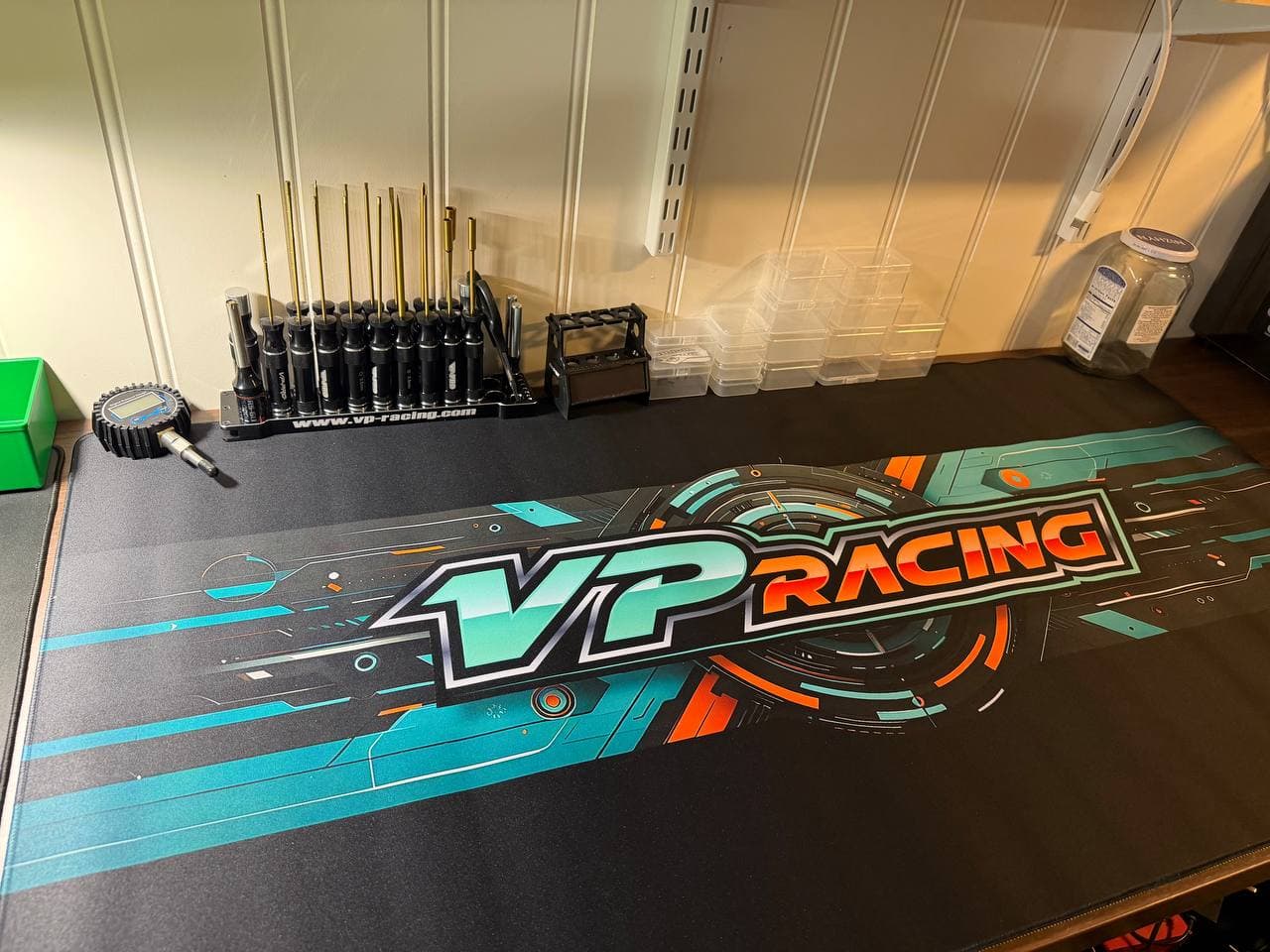 VP Racing musepute med rødt og blått design på arbeidsbenk
